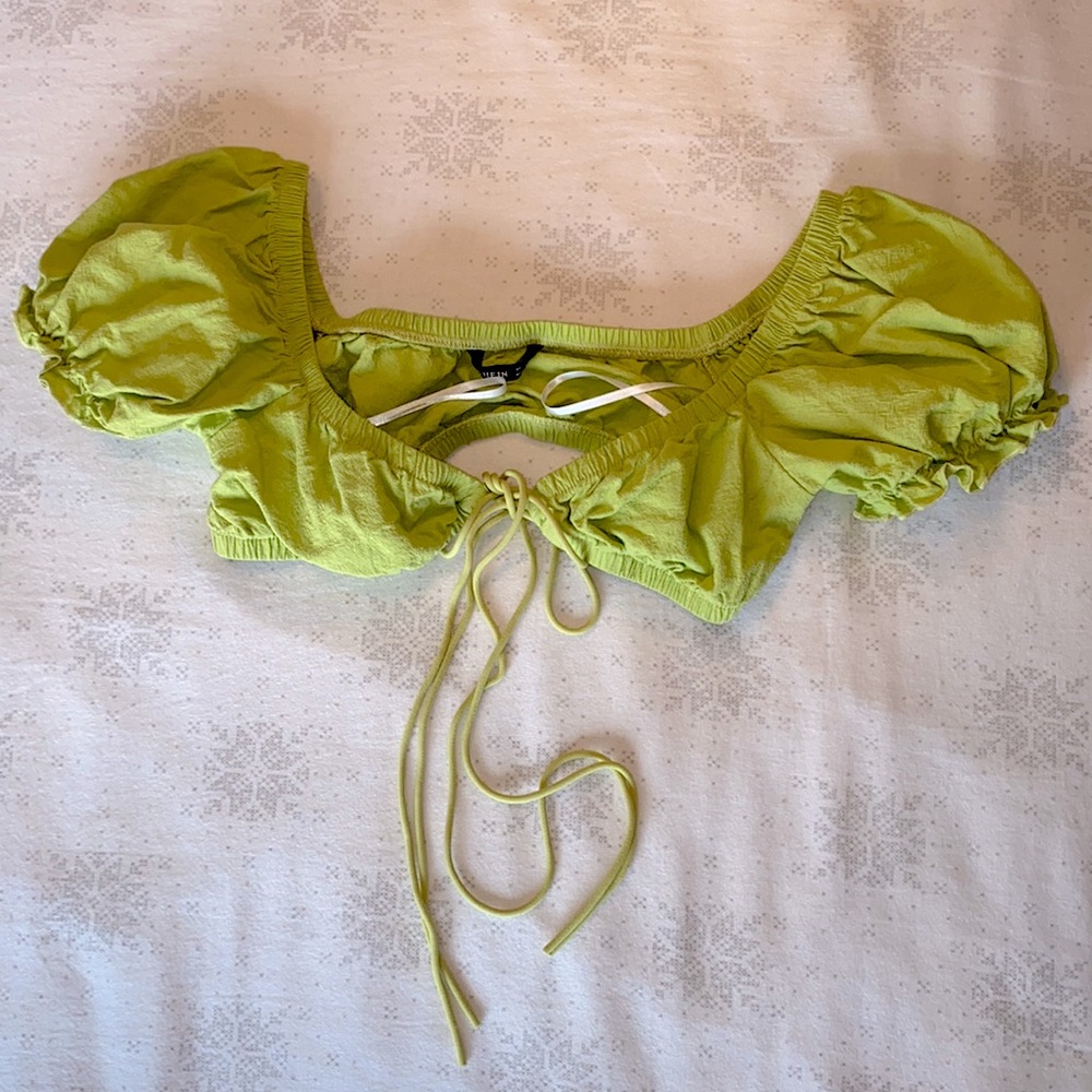green puffed shoulder crop top